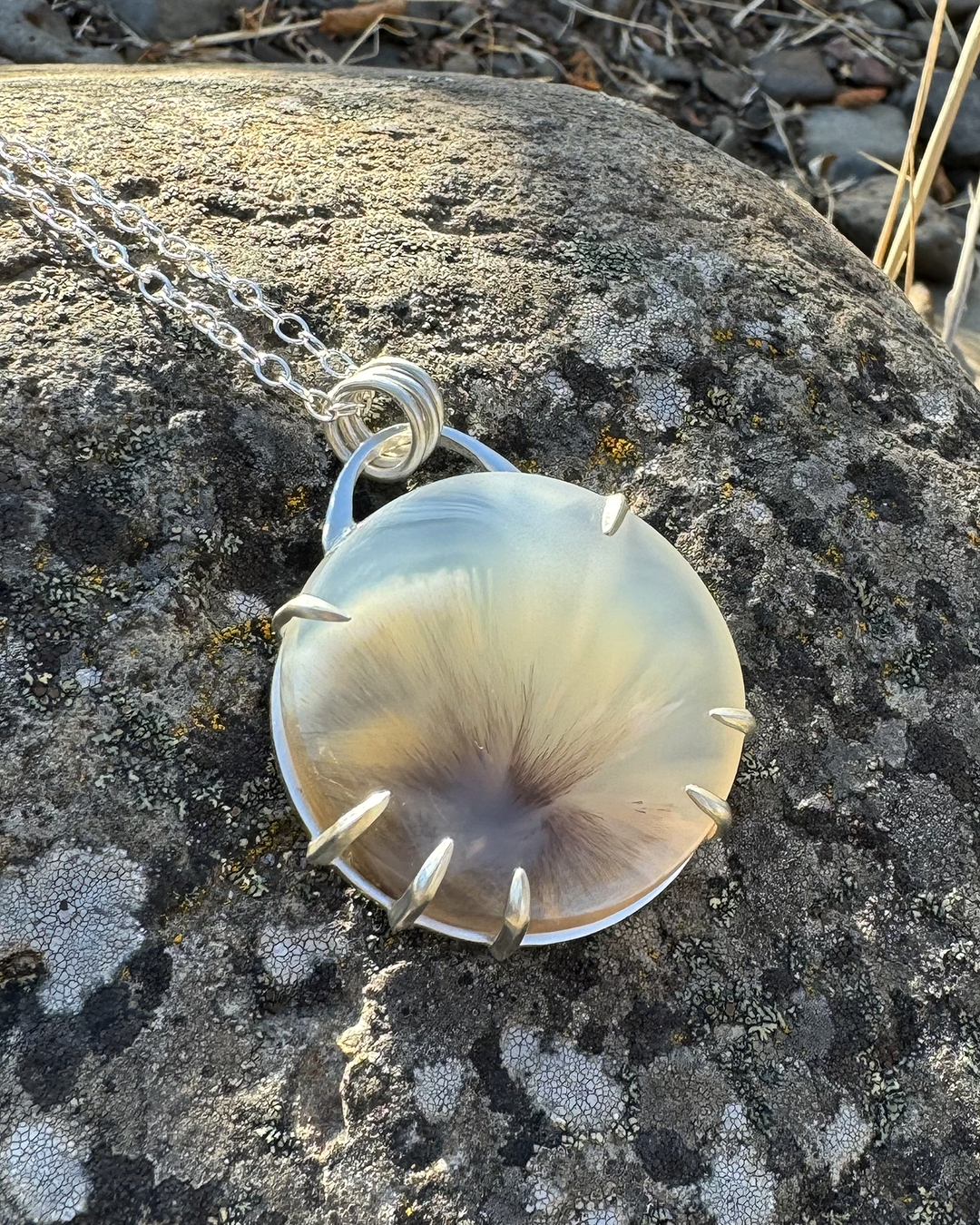 Saddle rim saginite agate pendant with claw prongs on chain